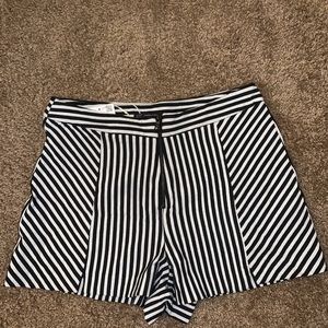 Black/white shorts